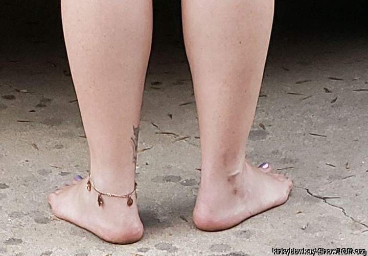 SLUT LISA FEET