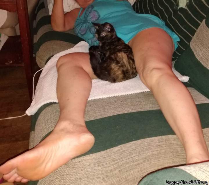 She will show off her cute PUSSY😋😊