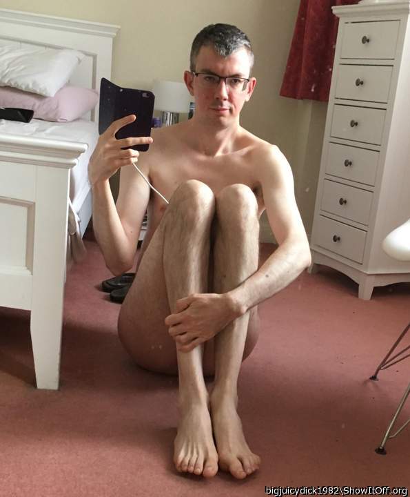 Big beautiful feet and long suckable toes. I would be happy 