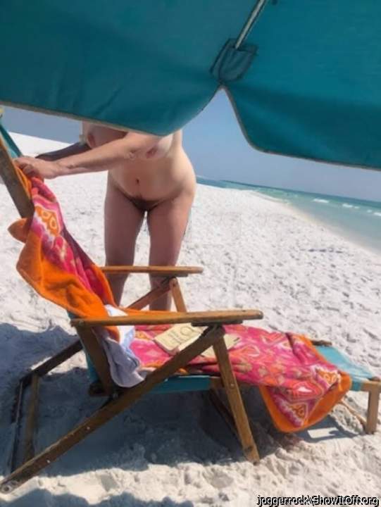 Unaware wife on nude beach