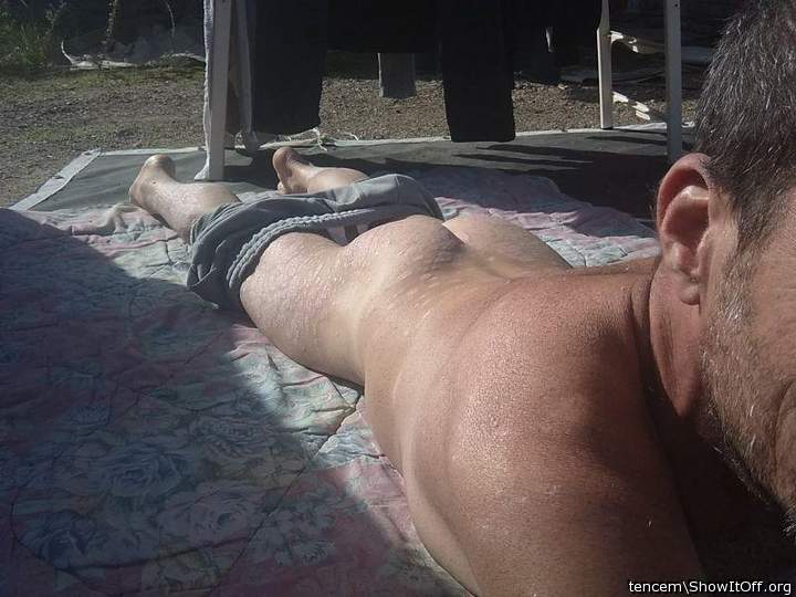 Ass bathing in the (front) yard