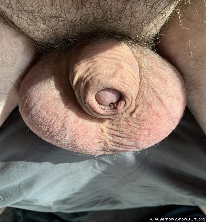 So sexy! Wish I could get those gorgeous balls in my mouth!