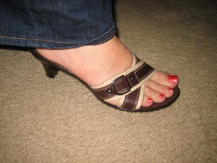 i wish i could cum all over your feet and toes. you are so v