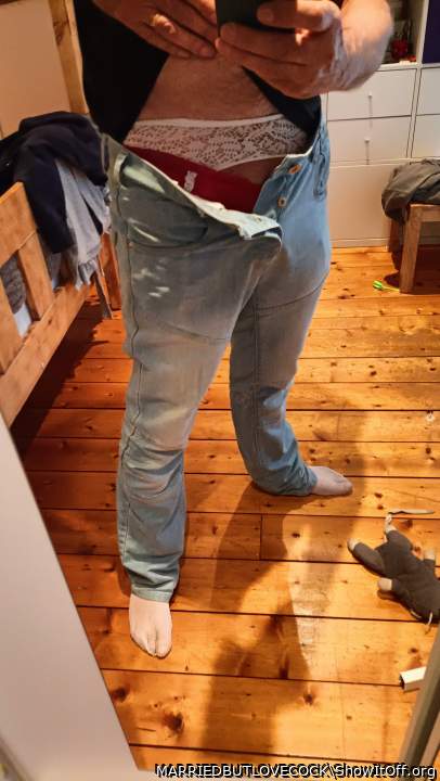 Adult image from MARRIEDBUTLOVECOCK