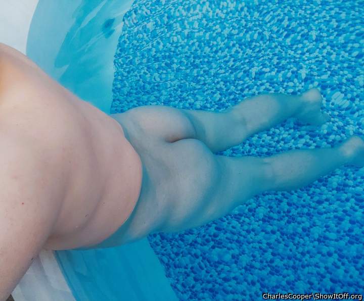 Sweet ass, sexy legs! Looking great naked!