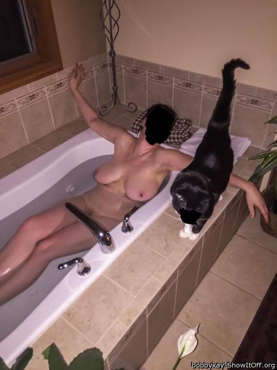 Bath time with my kitty 🦁