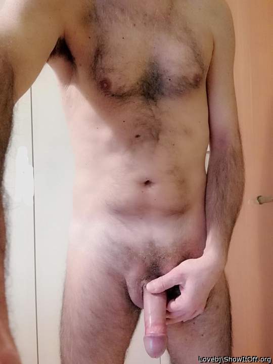 I like the way you are holding your penis in that pic-- it i