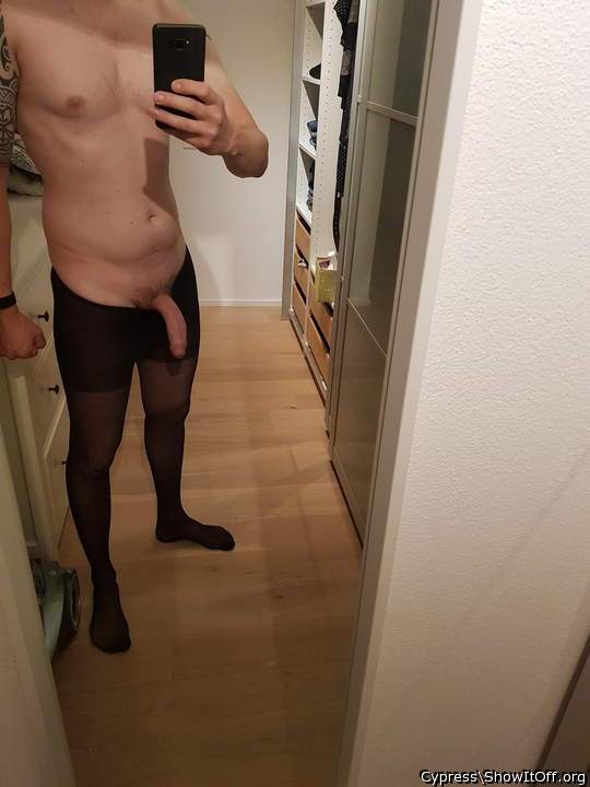 woow, that looks very sexy, makes horny,

 nice legs, love