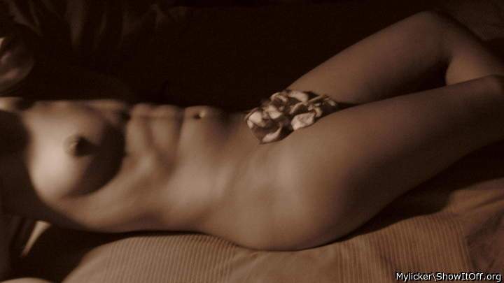 mmm what a truly artistic pose. Super sexy well toned body. 