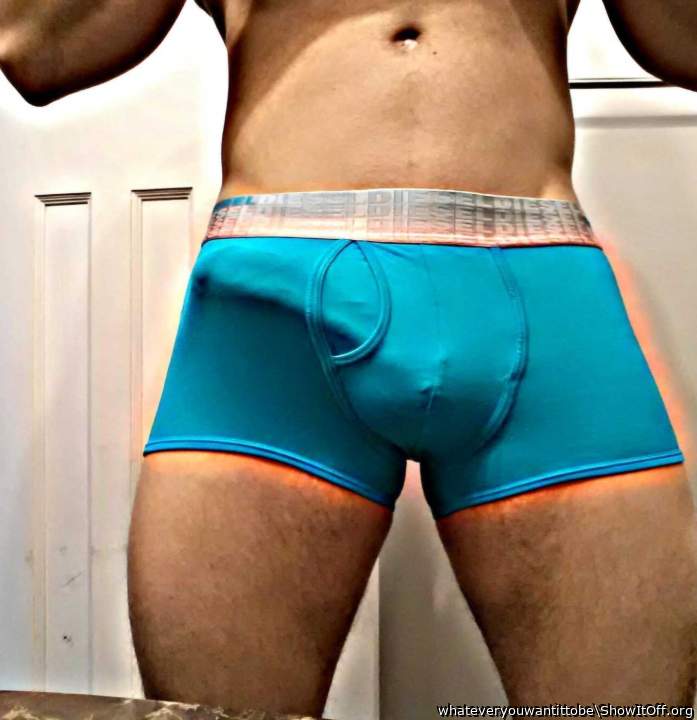 awesome bulge and sexy body 