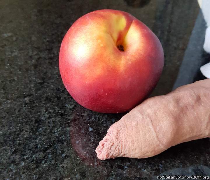 Ein Apfel und ein Schwanz ergeben ein wunderschn' Stilllebe