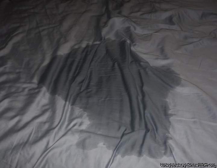 SLUT RED CUMMED THE SHEET DURING HER LITTLE GANGBANG