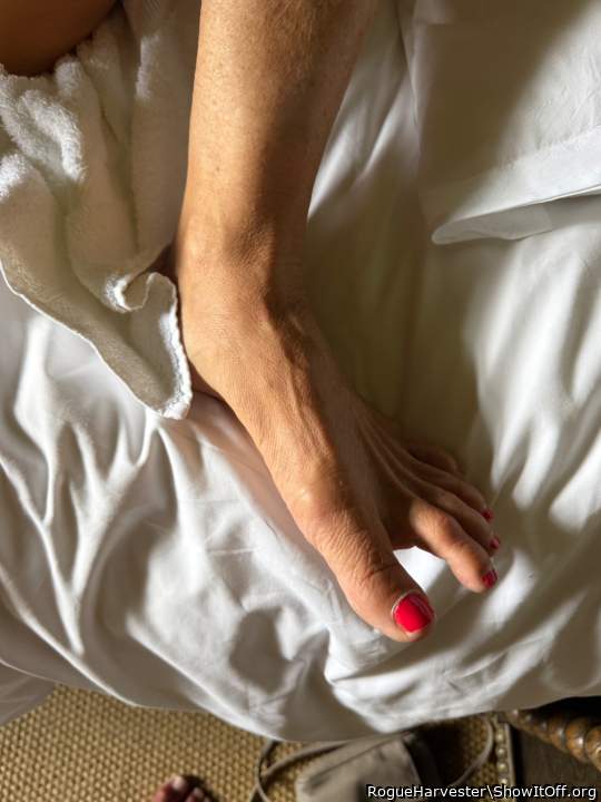 Lovely toes, so hot...  