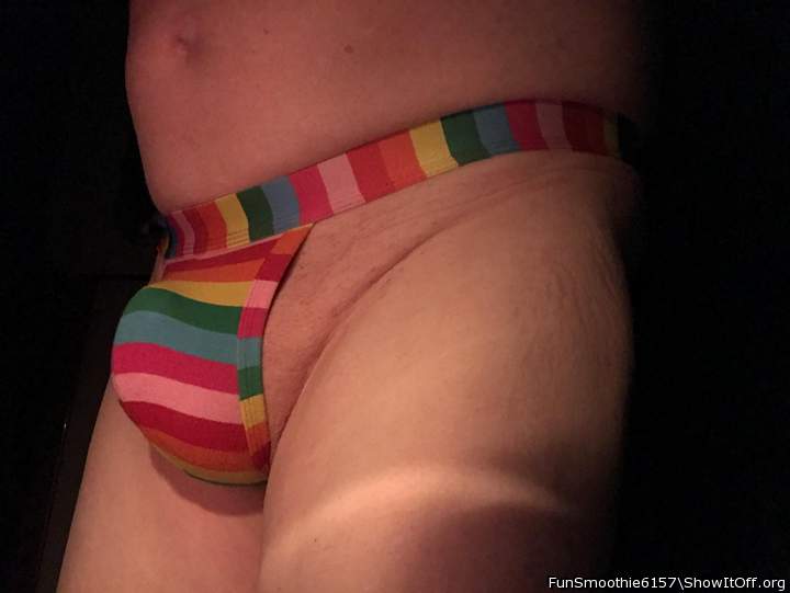 Wow sexy view and great side bulge. That's a big budgie your