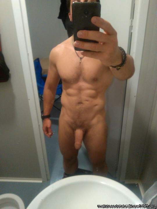 SEI UN TIPO MOLTO SEXY,  VORREI TANTO VEDERE ALTRE TUE FOTO.