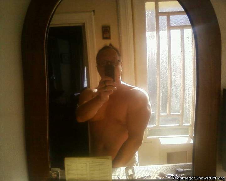 Miror, mirror on the wall
Look who has some nice biceps!