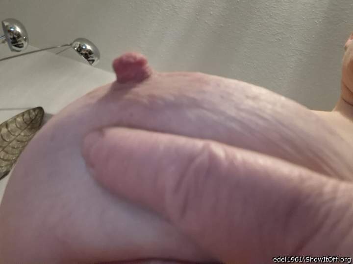 Gaby zeigt Nippel