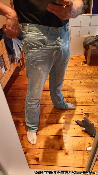 Adult image from MARRIEDBUTLOVECOCK