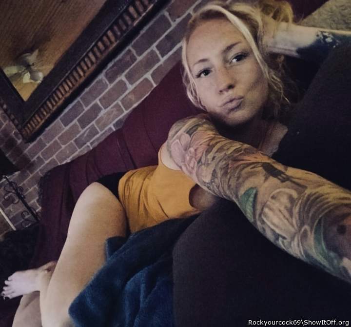 Damn!!! Love to cuddle and feel her sexy body!! Wow!!!