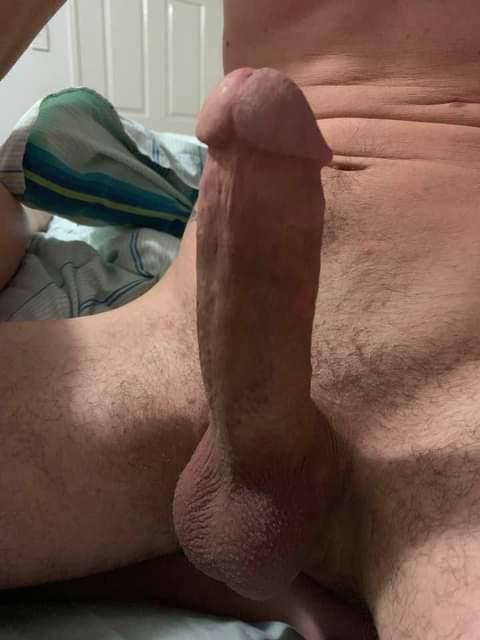 Who wants to sit on my 9� straight cut dick?