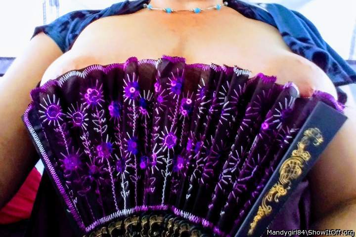 It is so Hot fan my tits please!