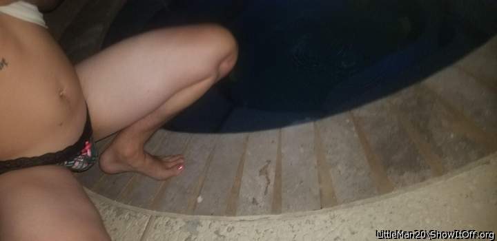 Who wamts to get in my hottub with meee?.🙈💕