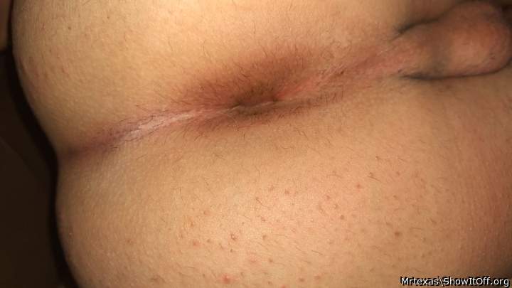 Smooth ass cheeks, inviting anus!!