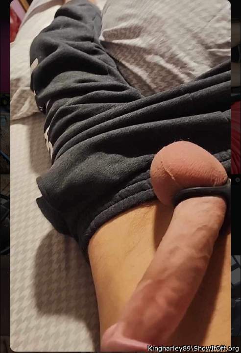Big dick + grey sweats = 😍