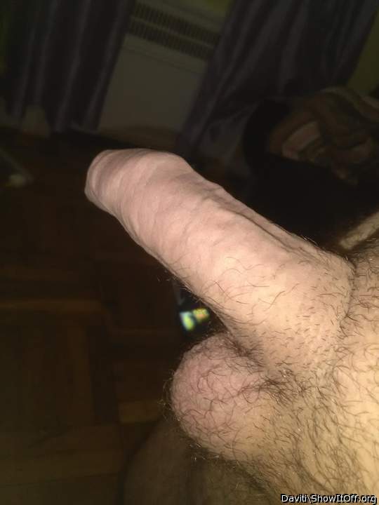 Wow what a nice looking uncut cock😍😍😘