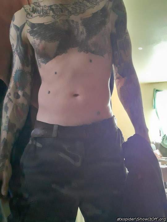 Mmmm so lean so hot so tattooed. Strip 4 me