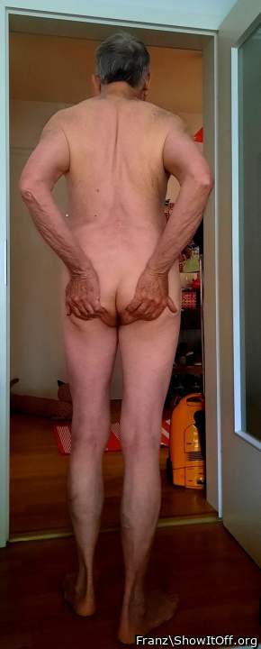 Hes a little bit shy to display the anus!