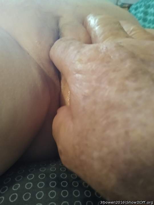 Fingering her fat cunt