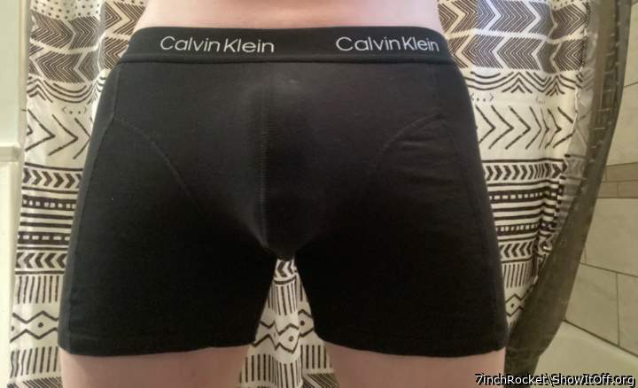 Oh yeah that�s sexy that�s a nice bulge looks yummy