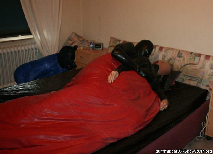 Geiler Gummifick mit Hausfreund und Ehemann darf als Rde zusehen