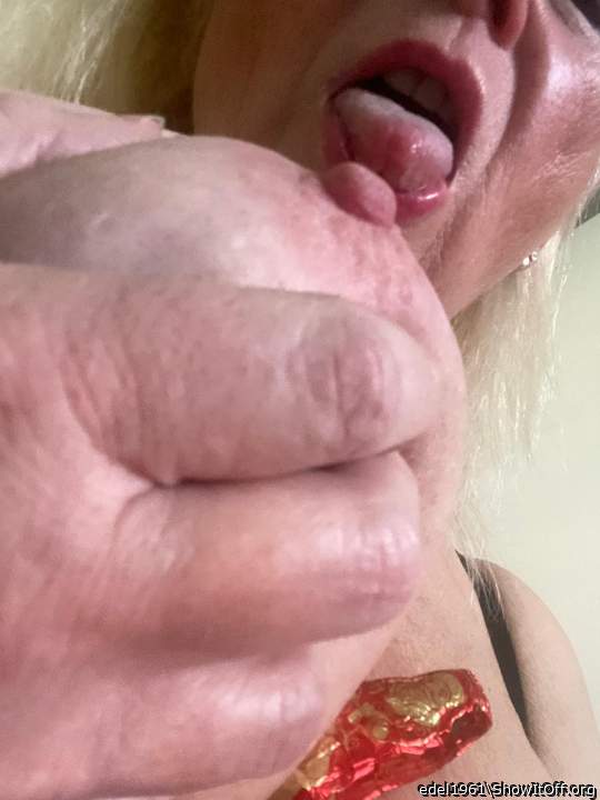 Gaby leckt Nippel