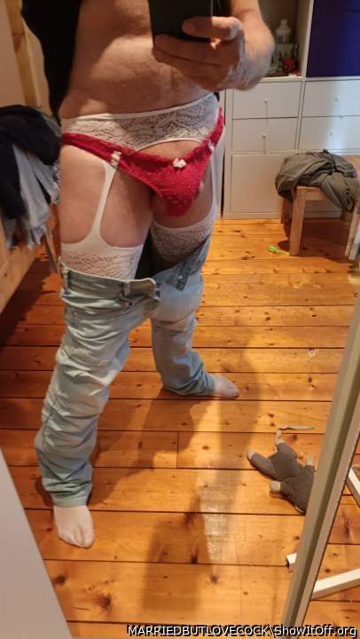 Adult image from MARRIEDBUTLOVECOCK