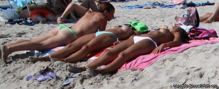 Chicks on playa Son Bou!