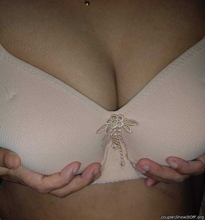 may I give you a helping hand there please

awesome boobs 
