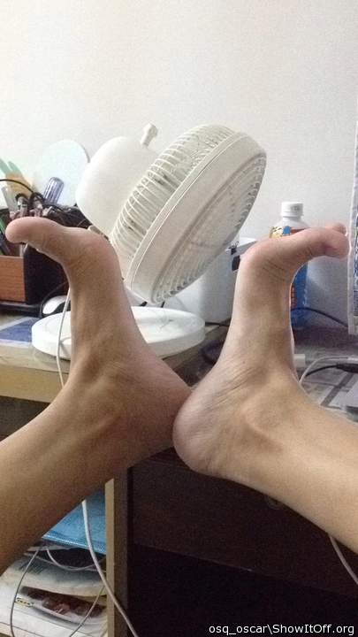 I want to suck on your toes and smell your feet while you bu