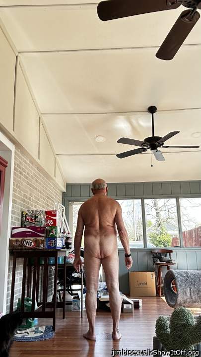 Love the tan lines,  nice ass.