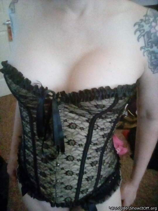 mmm such a sexy body in a beautiful black lace basque. So al