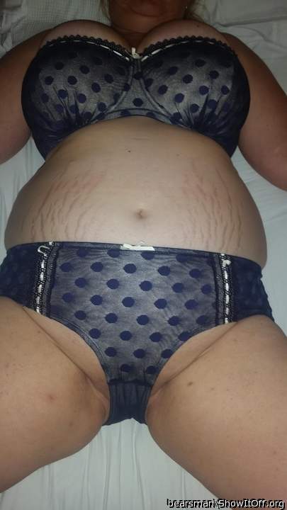 Hot body! Her stretch marks are sexy!