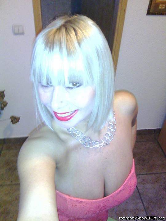 mmm what a stunner you are, such a sexy lady.    
