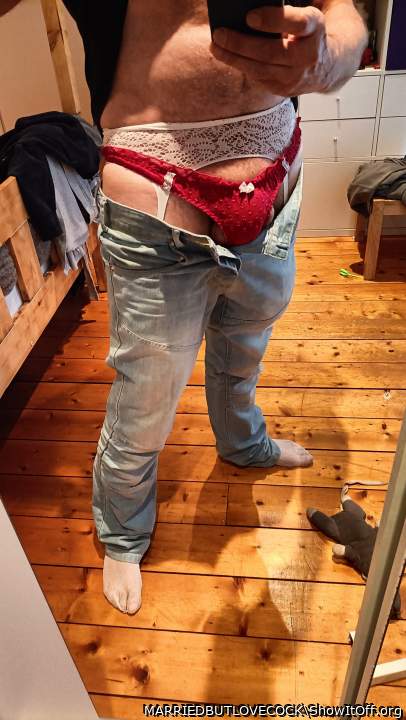 Adult image from MARRIEDBUTLOVECOCK