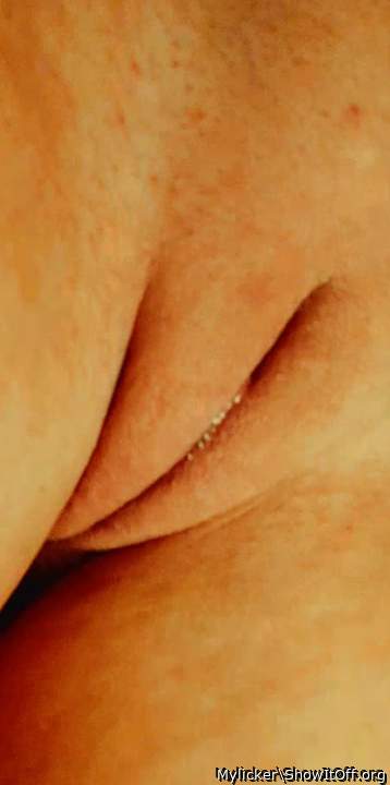 Lovely moist cunt.