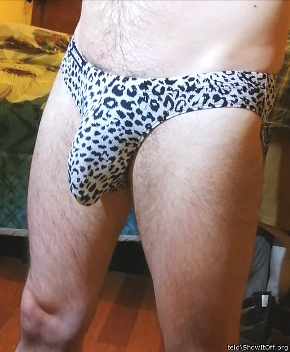 Such a sexy bulge to command kneeling to respect, inspect?