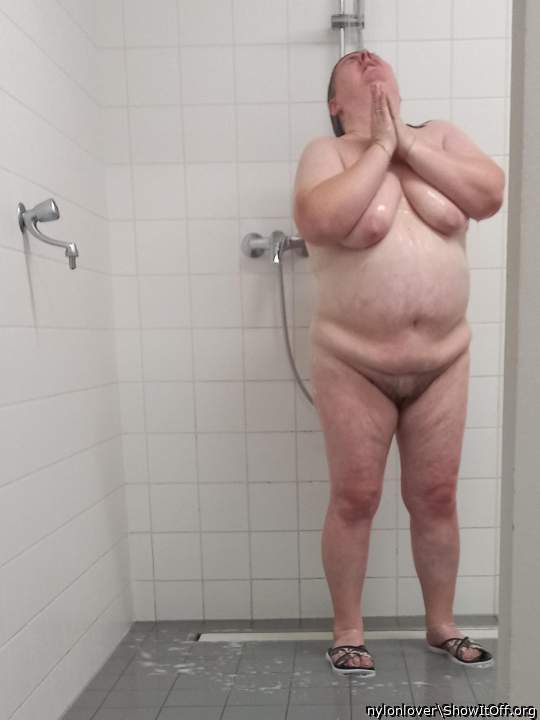 Elisabeth showering