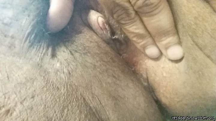 Look like a rather tight pussy with a sensous clit 