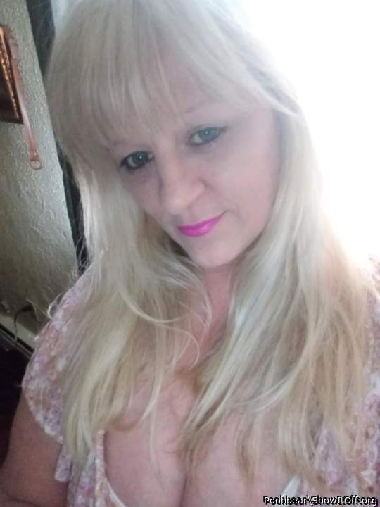 nice pink lips to suck with    